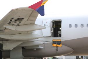 韓亞航空艙門遭開啟 ▲涉事班機在艙門保持開啟的狀況下降落在機場跑道上。(圖/美聯社/達志影像)