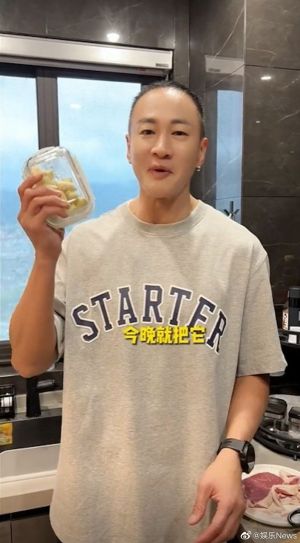 ▲何潤東原本想展現廚藝,沒想到引人關注的卻是他日漸退後的髮際線。(圖/翻攝自微博) ▲何潤東原本想展現廚藝,沒想到引人關注的卻是他日漸退後的髮際線。(圖/翻攝自微博)