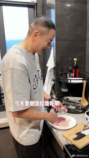 ▲何潤東髮型是平頭,但明顯可見兩側頭髮較為稀疏。(圖/翻攝自微博) ▲何潤東髮型是平頭,但明顯可見兩側頭髮較為稀疏。(圖/翻攝自微博)