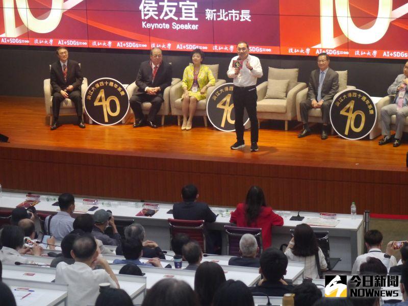 ▲ 侯友宜出席淡江大學大眾傳播系40週年系慶論壇活動,問到在場學生有沒有加5分這件事?惹得師生們大笑。(圖 /記者吳嘉億攝,2023.05.26)