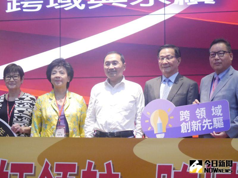 ▲侯友宜與貴賓共同出席出席淡江大學大眾傳播系40週年系慶論壇活動。(圖 /記者吳嘉億攝,2023.05.26)