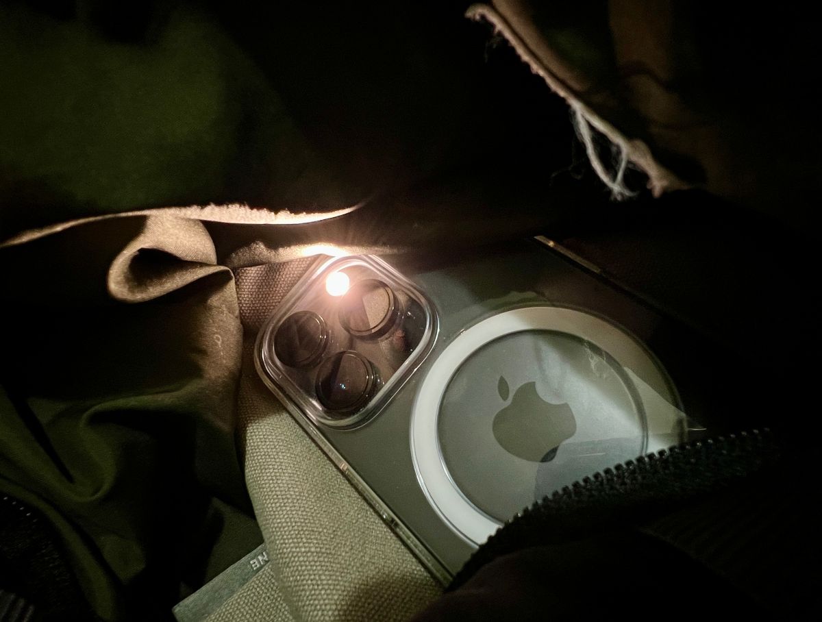 ▲iPhone手電筒除了照明之外，還可以設定為來電通知，且透過Apple Watch尋找手機還能大放閃光，幫助用戶更容易找到手機。（圖／周淑萍攝）