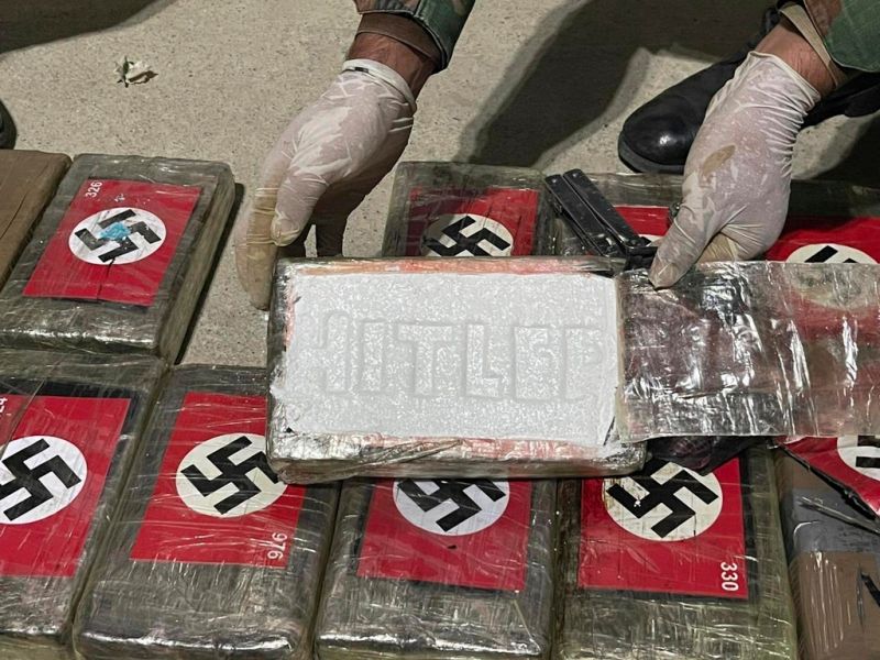 ▲祕魯警方24日在北部的派塔省（Paita）港口查獲58公斤的古柯鹼。奇怪的是，古柯鹼的包裝上都貼了納粹標誌，古柯鹼磚上還印有字母「HITLER」（希特勒）。（圖／美聯社／達志影像）