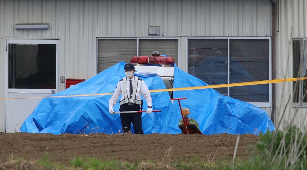 ▲日本長野縣26日發生男子開槍和持刀攻擊事件，造成2名員警在內共4人死亡。圖為警方用藍布蓋住事發警車。（圖／美聯社／達志影像）