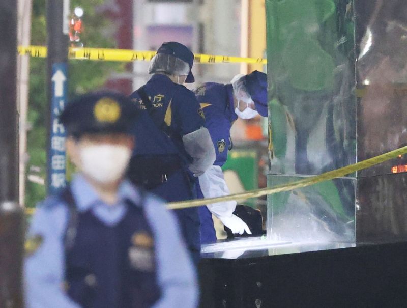▲日本東京街頭26日發生槍擊，一名50多歲男性在JR町田站附近遭到槍擊，胸腹部多處中彈身亡，警方目前朝向暴力團（黑道）事件偵辦。（圖／美聯社／達志影像）