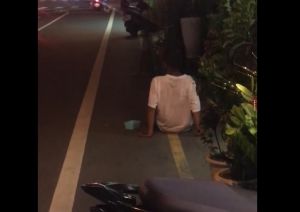 男子疑似佯裝身體殘障,身邊擺了一只碗,坐在路邊向人乞討,也會「用手走路」博取同情。(圖/翻攝屏東大小事) ▲男子疑似佯裝身體殘障,身邊擺了一只碗,坐在路邊向人乞討,也會「用手走路」博取同情。(圖/翻攝屏東大小事)