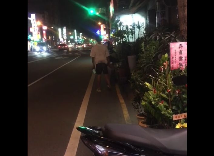 ▲男子收下錢之後，將包子丟在原地，下秒直接起身走路離開，讓女學生非常難過。（圖／翻攝屏東大小事）
