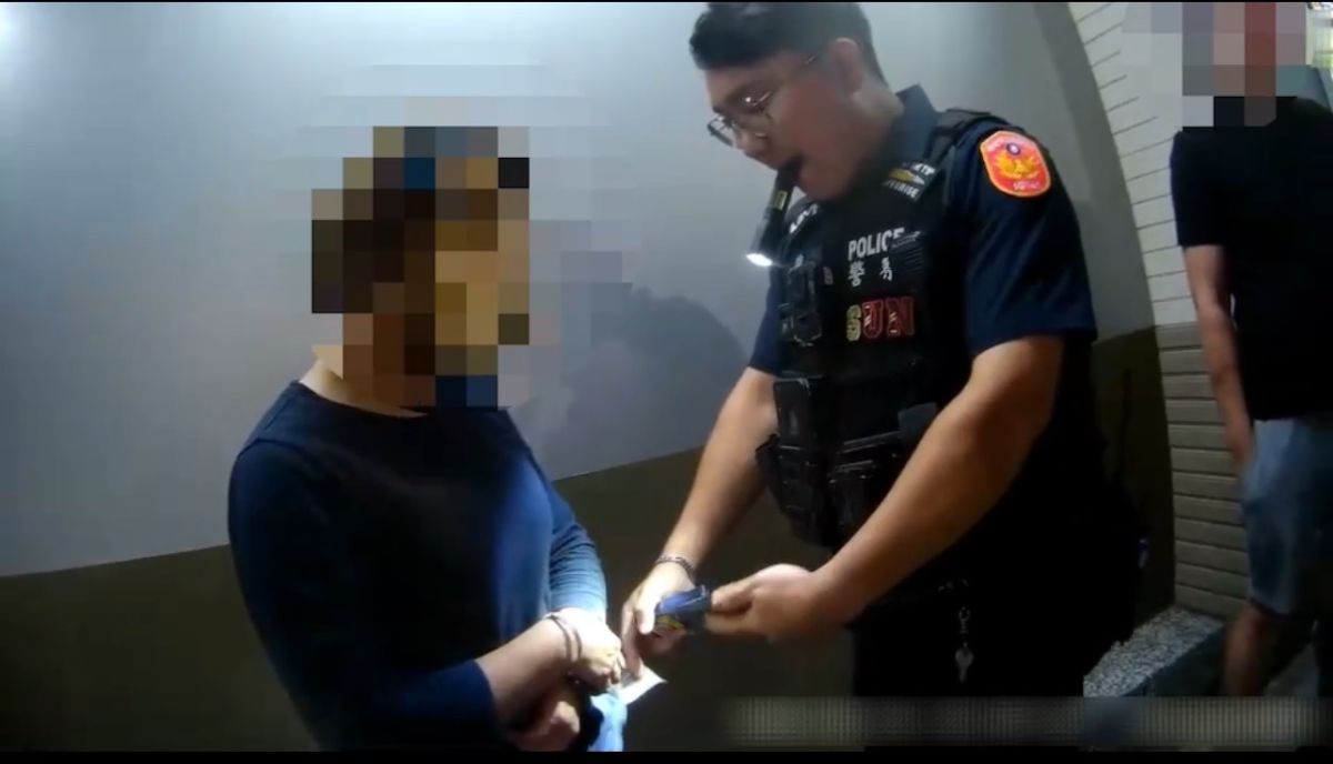 ▲蘆洲分局三民所警員執行巡邏勤務時，發現2男2女形跡可疑，調查後發現通緝犯及搜出毒品。（圖／翻攝畫面） 