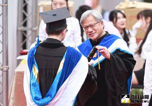 ▲輝達NVIDIA共同創辦人暨執行長黃仁勳受邀台大畢業典禮演講,並頒發畢業證書給應屆畢業生。(圖/記者葉政勳攝 , 2023.05.27) ▲輝達NVIDIA共同創辦人暨執行長黃仁勳受邀台大畢業典禮演講,並頒發畢業證書給應屆畢業生。(圖/記者葉政勳攝 , 2023.05.27)