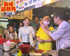 ▲謝忻臨時被胡瓜叫來基隆廟口錄影。(圖/翻攝自最強綜藝秀臉書) ▲謝忻臨時被胡瓜叫來基隆廟口錄影。(圖/翻攝自最強綜藝秀臉書)