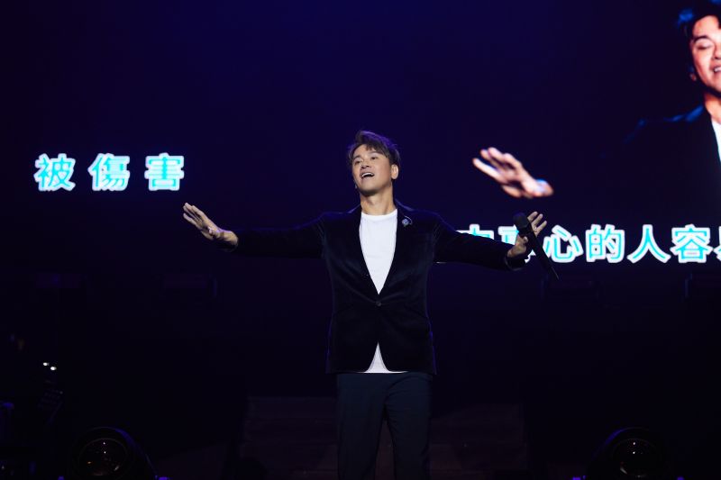▲李聖傑在馬來西亞雲頂舉辦「一人一首李聖傑」演場唱會，他驚喜衝下台與歌迷合唱經典歌曲〈你那麼愛他〉。（圖／華納音樂提供）