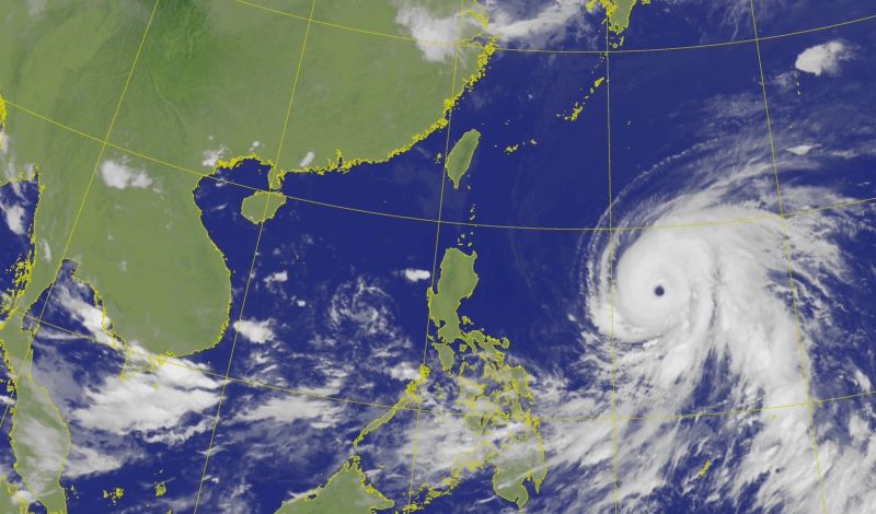 ▲強烈颱風瑪娃持續往西北西前進，預計週一清晨到上午發布海警。（圖／中央氣象局）