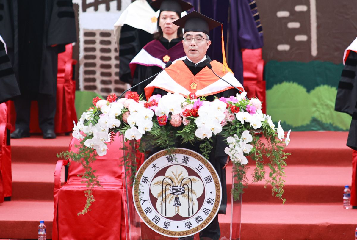 ▲台大校長陳文章暖心鼓勵所有的畢業生，勉勵大家要與時俱進，除了具備專業、數位素養及跨域知識的硬實力外，也要有著不畏挫折、正直誠信、團隊合作、和利他感恩的心態。 （圖／記者葉政勳攝影 2023.5.27）  