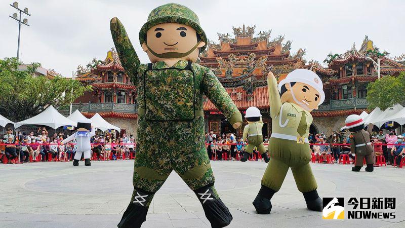 ▲總統賴清德日前拋出建議出示軍人身分證可以優先登機，商務艙若有空位，可提供軍人升等；後餐飲業也爆料有接獲經濟部商發署連絡要求給出軍人優惠，此舉引起反彈。（示意圖／記者陳美嘉攝）