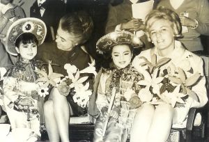 ▲紀寶如(右2)五歲半時,於總統府表演牧童舞,會後與阿波羅十二號太空人的夫人合照。(圖/國家影視聽中心提供) ▲紀寶如(右2)五歲半時,於總統府表演牧童舞,會後與阿波羅十二號太空人的夫人合照。(圖/國家影視聽中心提供)