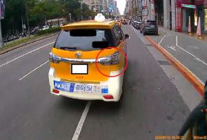 ▲過去則是有計程車換車道到一半才打方向燈,結果也同樣被檢舉受罰。(圖/新北市交通局提供) ▲過去則是有計程車換車道到一半才打方向燈,結果也同樣被檢舉受罰。(圖/新北市交通局提供)
