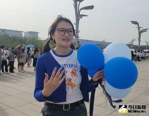 ▲北京粉絲特別塗著藍色指甲油，帶著藍色汽球來朝聖五月天演唱會。（圖／記者江芷稜攝,2023.05.26）