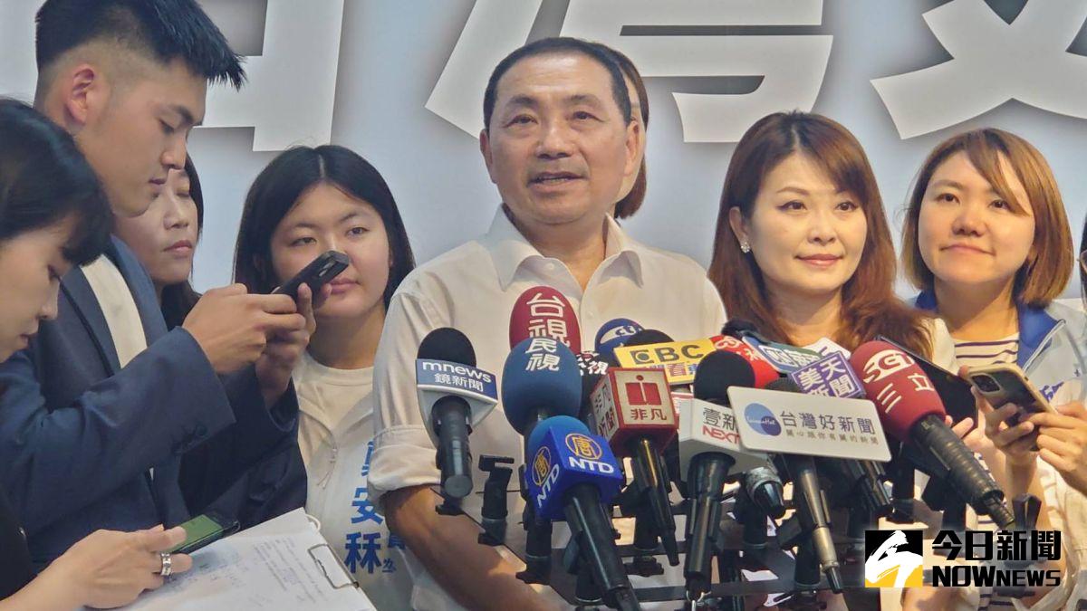 ▲侯友宜今到屏東拜會議長周典論，針對到南部見國民黨大老，是否要拆彈「牛鬼蛇神」說？侯回應，他和南部所有好朋友，感情黏作伙。（圖／記者鄭婷襄攝）