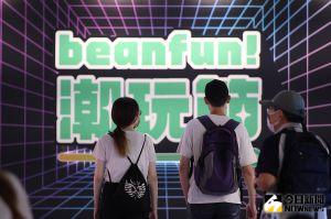 ▲「Beanfun！潮玩節」週末假日樂團熱情開唱，百人齊聚現場聽歌。（圖／記者陳明中攝影） 