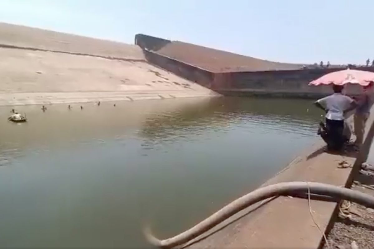 ▲印度一位官員的手機掉進水庫撈不回，他竟決定把水庫的水抽乾，也要找到自己的手機。（圖／翻攝自@ramanmann1974的推特）