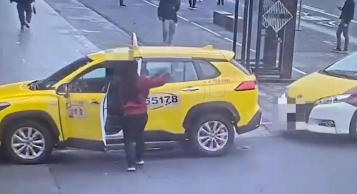 ▲1名46歲的柯姓女計程車司機，從樹林區一路開車尾隨45歲的張姓女同事，到台北市公園路及忠孝西路後，柯女便下車對著張女飆罵髒話、打巴掌，張女也拿出雨傘回擊，路人見狀趕忙報警，警方到場後將2人帶回，訊後互告傷害，後續依據相關規定送辦。（圖／翻攝畫面）