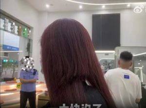 ▲女客人的長髮慘遭女童亂剪一刀,從中腰斬。(圖/翻攝自微博) ▲女客人的長髮慘遭女童亂剪一刀,從中腰斬。(圖/翻攝自微博)