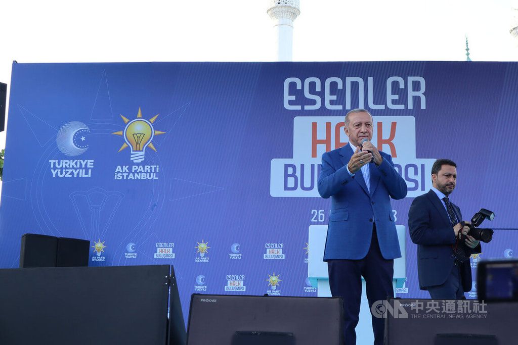 ▲土耳其總統艾爾段26日前往伊斯坦堡為競選連任造勢，上台時以勝選者氣勢感謝支持者愛護。（圖／中央社記者鍾佑貞伊斯坦堡攝 112年5月27日）