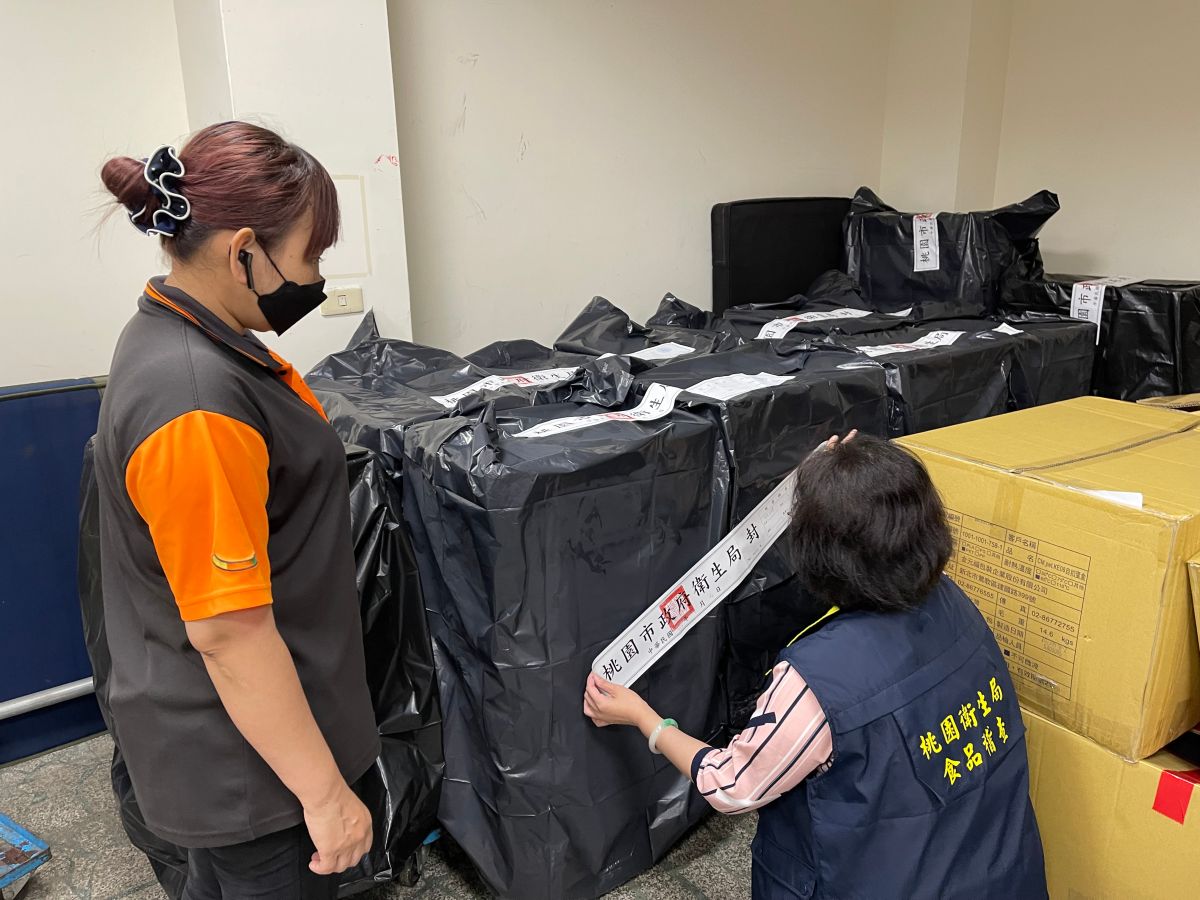 ▲桃園市衛生局當場查獲229盒來自泰國發霉洗選雞蛋，還有回收再製未殺菌液蛋2,100盒重達1,050公斤。（圖／桃園市衛生局提供）