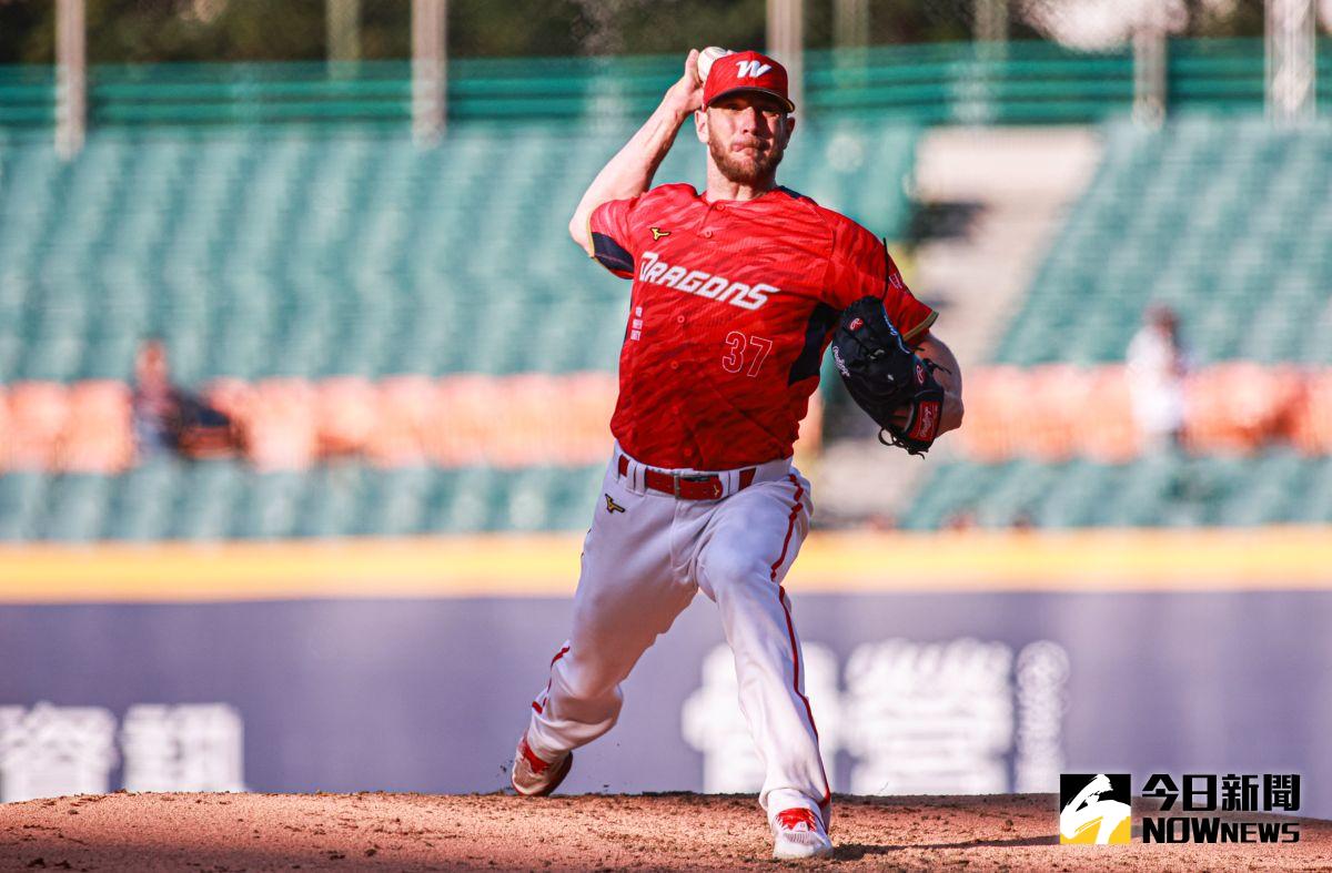 ▲味全龍洋投鋼龍勇奪年度MVP。（圖／記者葉政勳攝）