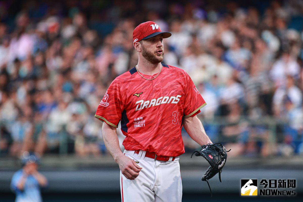 味全龍捕手蔣少宏，幫助鋼龍很多，並且代領年度MVP。（NOWnews資料照）