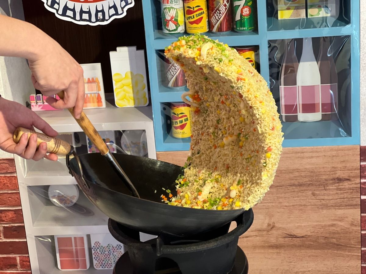 ▲魔獸海嘯炒飯-曾出現在電玩廣告片中的特製道具，一手拿鏟、一手持鍋，貌似正在炒飯，厲害的是翻炒出的炒飯，不僅粒粒分明甚至到了出現「巨型海嘯」的誇張程度。（圖／中壢ＳＯＧＯ提供）