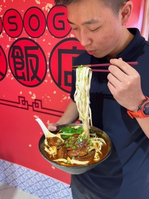 郭志忠老師的食品模型 ▲郭志忠老師帶來許多幾可亂真的食物模型作品,讓人垂涎欲滴的展覽,帶領民眾深入探索食物藝術的舞台,無數美味佳餚的精細模型真假難辨,令人讚嘆。(圖/中壢SOGO提供)