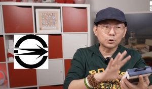 Tim哥提醒,購買充電設備一定要選擇有政府認證標誌才會比較安全。(圖/翻攝YouTube) ▲Tim哥提醒,購買充電設備一定要選擇有政府認證標誌才會比較安全。(圖/翻攝YouTube)