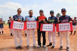 球賽結束後獎金全數捐給中華醫大作為弱勢助學金,由孫逸民校長(中)代表接受 ▲球賽結束後獎金全數捐給中華醫大作為弱勢助學金,由孫逸民校長(中)代表接受(圖/中華醫大提供)