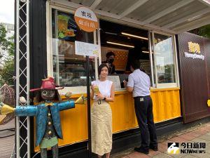 接待中心變身「好喔」餐廳 撐過疫情拓展「蜜境」飲品店 ▲「好喔」餐廳旁新拓展的「蜜境」飲品店,是結合文創打造,亭外有站牌及等待小童超吸睛。(圖/記者金武鳳攝,2023.5.27)