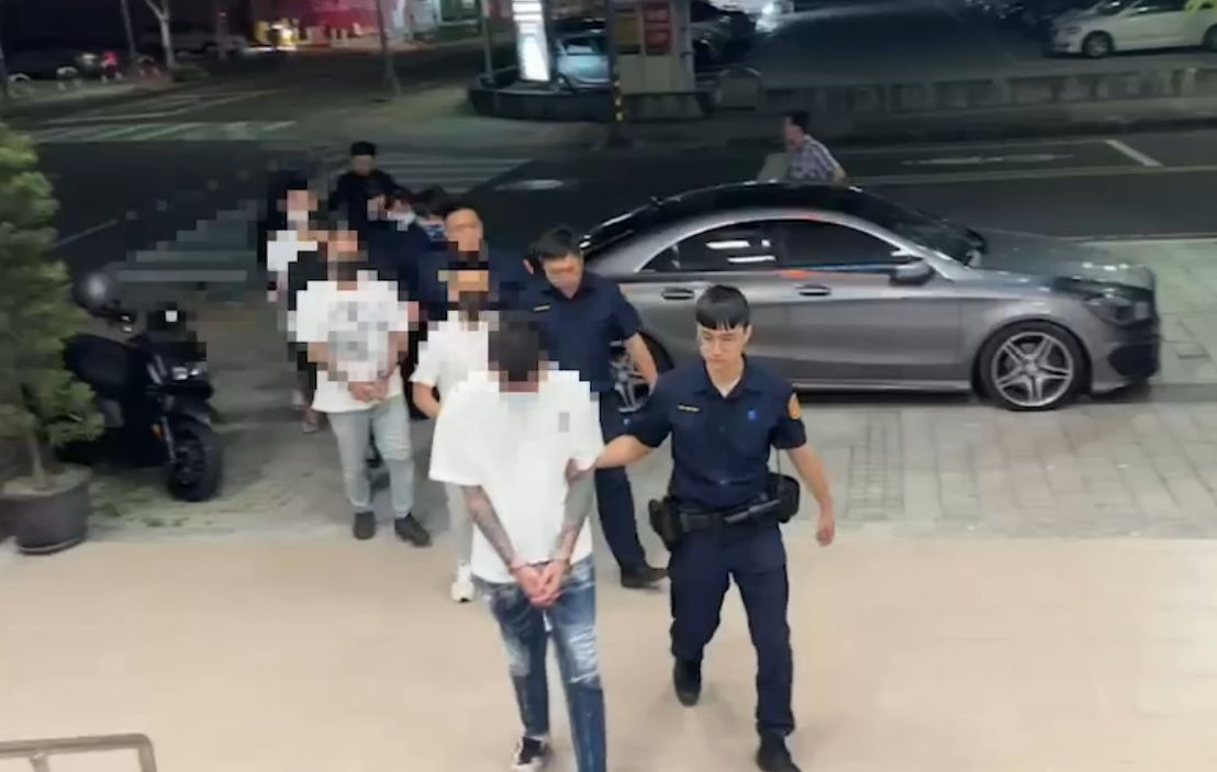 ▲飯姓男子酒後開槍，警方循線逮捕涉案8人，並於北市某商旅逮捕飯姓主嫌到案。（圖／翻攝畫面）  