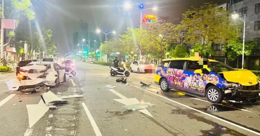 ▲28日凌晨2時許，高雄市三民區愛一路、熱河二街口，發生一起車禍事故，劉姓男子無照駕駛自撞波及路過的計程車，導致2人受傷。（圖／翻攝畫面） 
