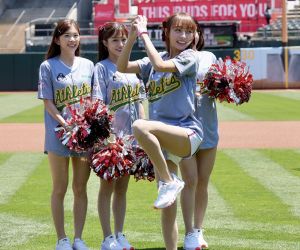 樂天女孩林襄代表台灣日開球。球團提供 ▲樂天女孩林襄代表台灣日開球。球團提供