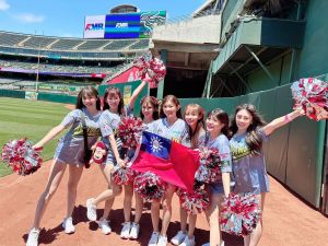 樂天女孩副隊長菲菲、Yuri 、岱縈、穎樂、若潼、林襄和團長壯壯等人擔任運動家台灣日嘉賓。球團提供 ▲樂天女孩副隊長菲菲、Yuri 、岱縈、穎樂、若潼、林襄和團長壯壯等人擔任運動家台灣日嘉賓。球團提供