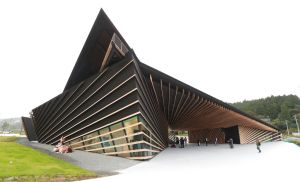 日本南三陸311紀念館 ▲ 日本南三陸311紀念館於2022年開幕,由建築師隈研吾設計,以在地南三陸杉木材建造而成。(圖/美聯社/達志影像)