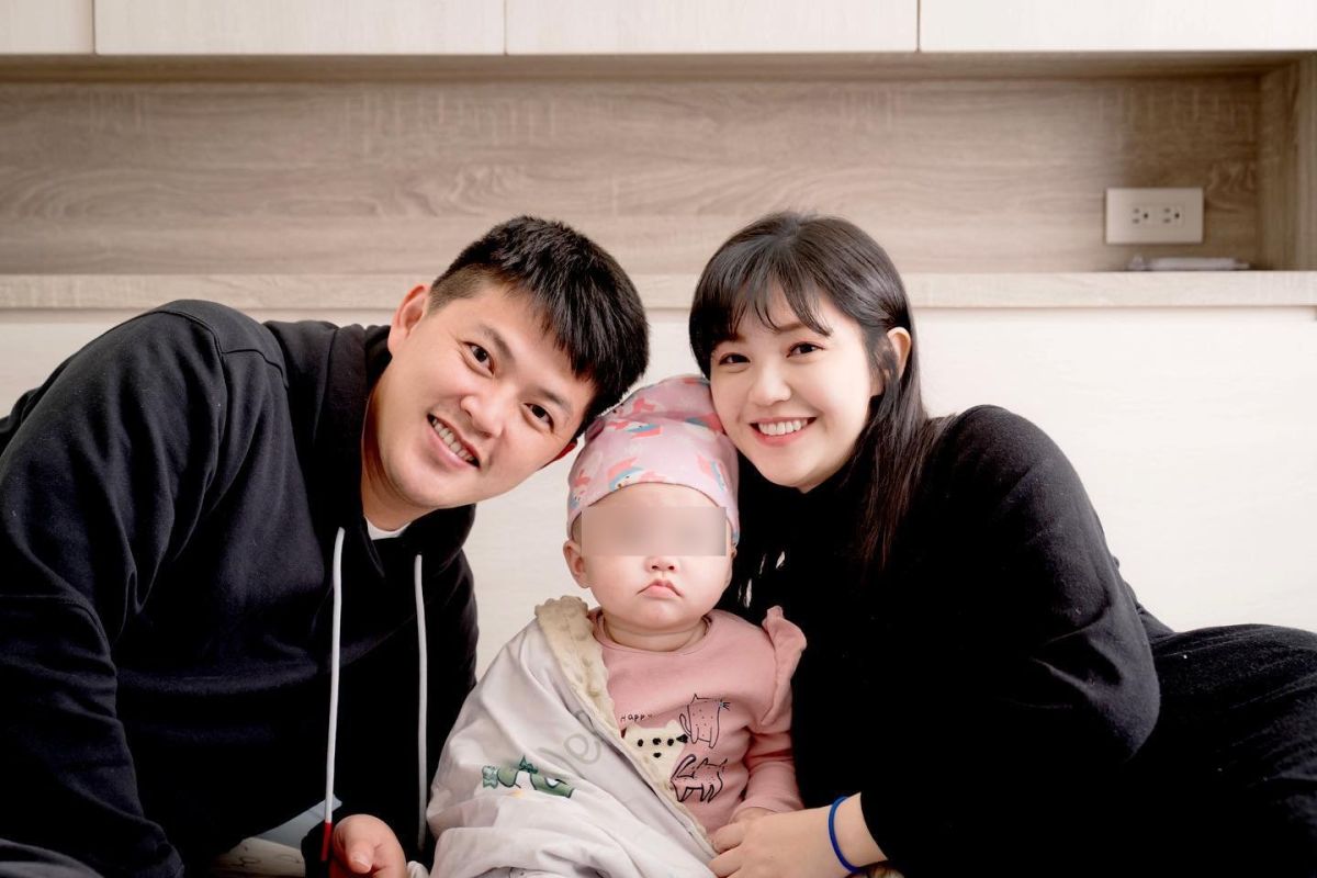 ▲簡懿佳（右）昨（27）日產下二寶，曬出姊弟倆出生照驚呼神複製。（圖 ／簡懿佳臉書）