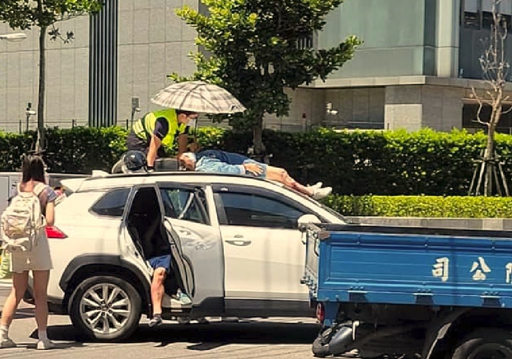 ▲機車女乘客因撞擊力彈飛，空中翻滾360度躺車頂嚇呆，所幸僅受輕傷。（圖／翻攝重機車友 ❘ 各區路況天氣、資訊分享中心）  