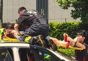 機車女乘客因撞擊力彈飛,空中翻滾360度躺車頂嚇呆,所幸僅受輕傷。(圖/翻攝重機車友 ❘ 各區路況天氣、資訊分享中心) ▲機車女乘客因撞擊力彈飛,空中翻滾360度躺車頂嚇呆,所幸僅受輕傷。(圖/翻攝重機車友 ❘ 各區路況天氣、資訊分享中心)