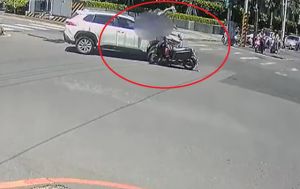 機車碰撞多元計程車車頭,後座女乘客瞬間彈飛。(圖/翻攝畫面) ▲機車碰撞多元計程車車頭,後座女乘客瞬間彈飛。(圖/翻攝畫面)