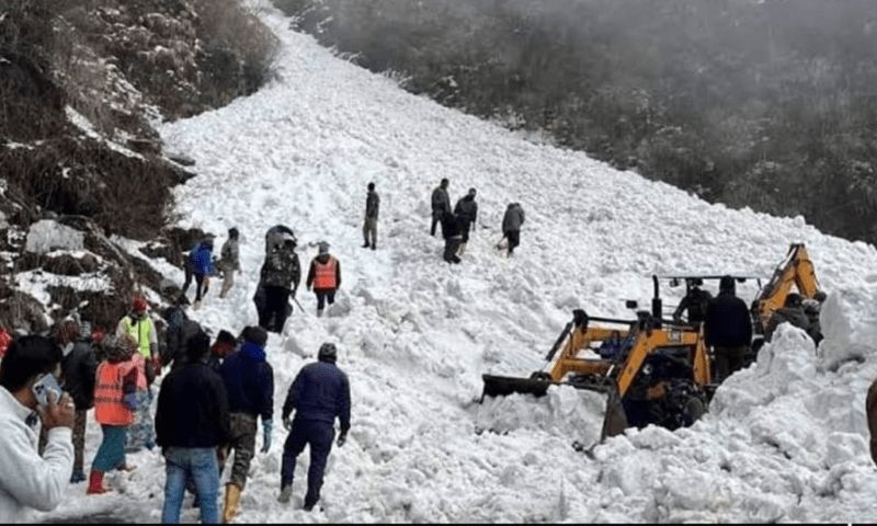 ▲巴基斯坦27日發生雪崩，一群游牧民族慘被雪埋，造成11死13傷。（圖／翻攝自DAWN）