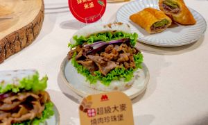 最便宜90元!摩斯燒肉珍珠堡+紅茶套餐 「百元有找」隱藏優惠曝 ▲摩斯漢堡「燒肉珍珠堡+紅茶」最便宜90元。(圖/摩斯漢堡提供)