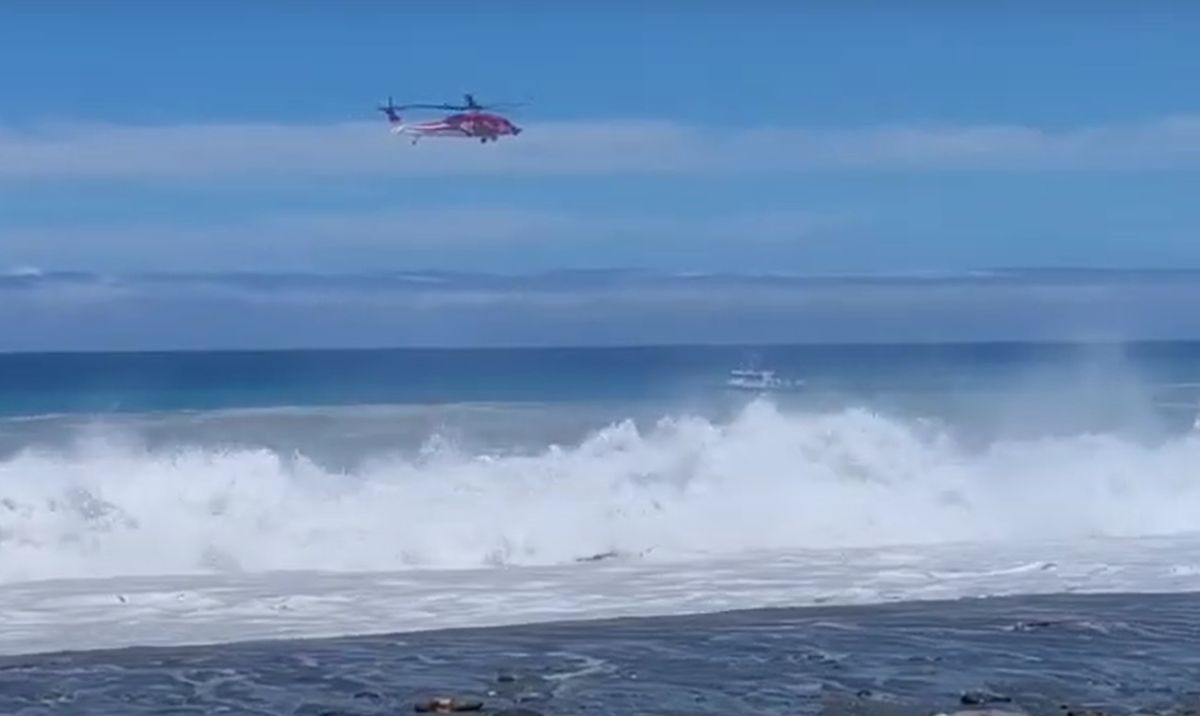 ▲今（28）日中午，花蓮縣秀林鄉加灣村岸際，傳出3名孩童前往海邊戲水，其中1名周姓學童被長浪捲走，另名12歲的李姓學童為了救人，同樣被捲入海中，其中周姓學童被海巡艇救起無生命危險，12歲的李姓男學生則在下午3時許被發現遭海浪打上岸，同樣已失去生命跡象。（圖／翻攝畫面）  