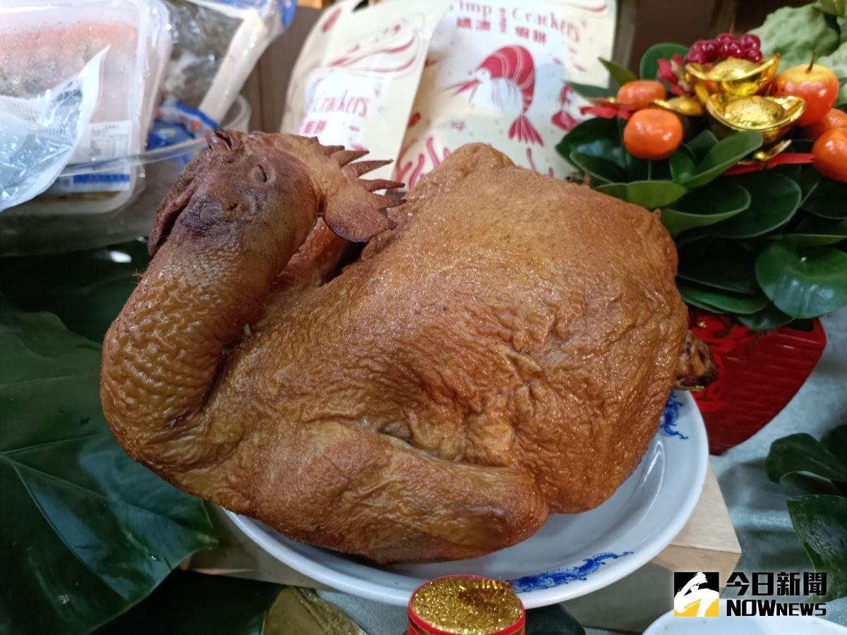 ▲針對雞肉價格，農委會今（28）日表示，進口量已增加，後續整體供給量充足，端午節需求供應無虞，加上國際原物料大宗穀物期貨價格逐漸回穩，雞肉價格應可更趨穩定。（圖／NOWnews資料照）