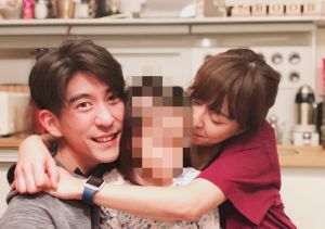 ▲陳意涵(右)2017年隔著賈靜雯女兒咘咘緊摟修杰楷(左)合照,讓網友怒轟「別哭了,再哭讓修杰楷來安慰妳」,意外讓賈靜雯夫妻再度捲入爭議中。 (圖/翻攝自微博) ▲陳意涵(右)2017年隔著賈靜雯女兒咘咘緊摟修杰楷(左)合照,讓網友怒轟「別哭了,再哭讓修杰楷來安慰妳」,意外讓賈靜雯夫妻再度捲入爭議中。 (圖/翻攝自微博)