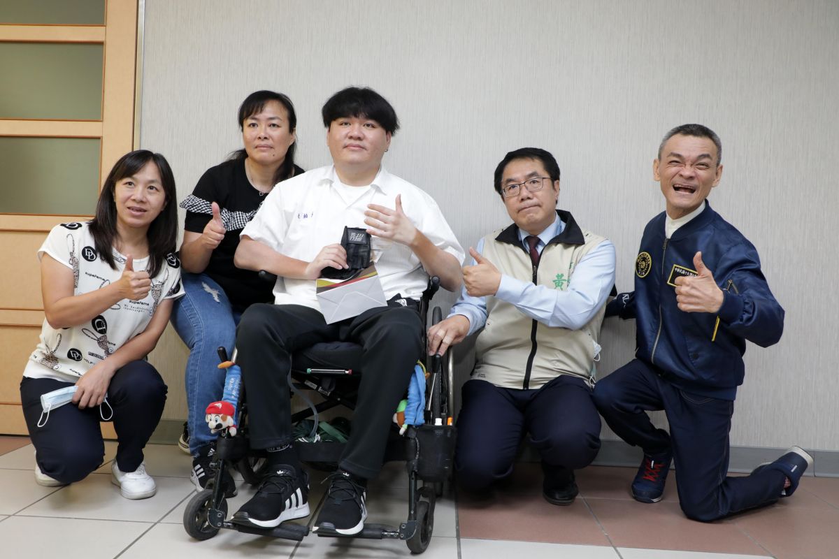 ▲陳柏元18歲時因車禍造成頸髓損傷癱瘓，他的夢想是希望七股及佳里區的公共空間更無障礙化，台南市長黃偉哲當場允諾盡力實現（圖／台南市政府提供）